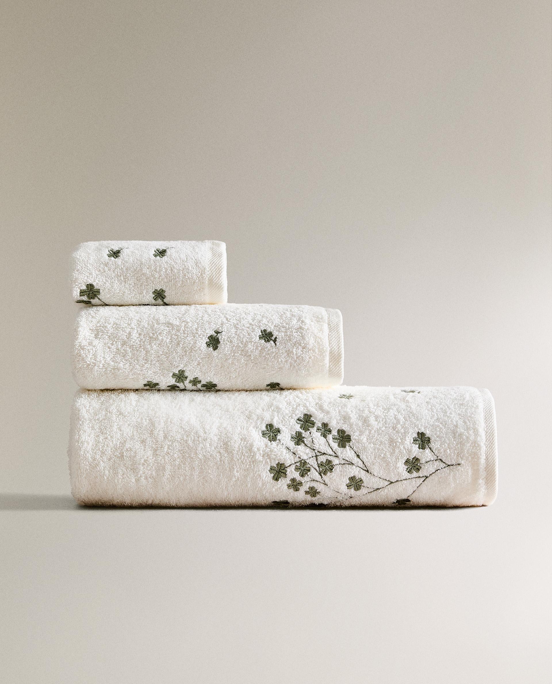 TOWEL WITH CLOVER EMBROIDERY