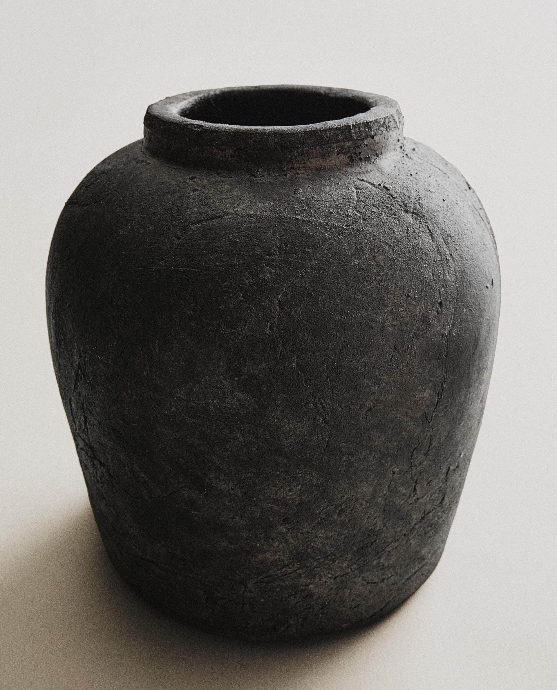 KERAMIČKA VAZA ISTROŠENE TEKSTURE KERAMIČKA VAZA ISTROŠENE TEKSTURE