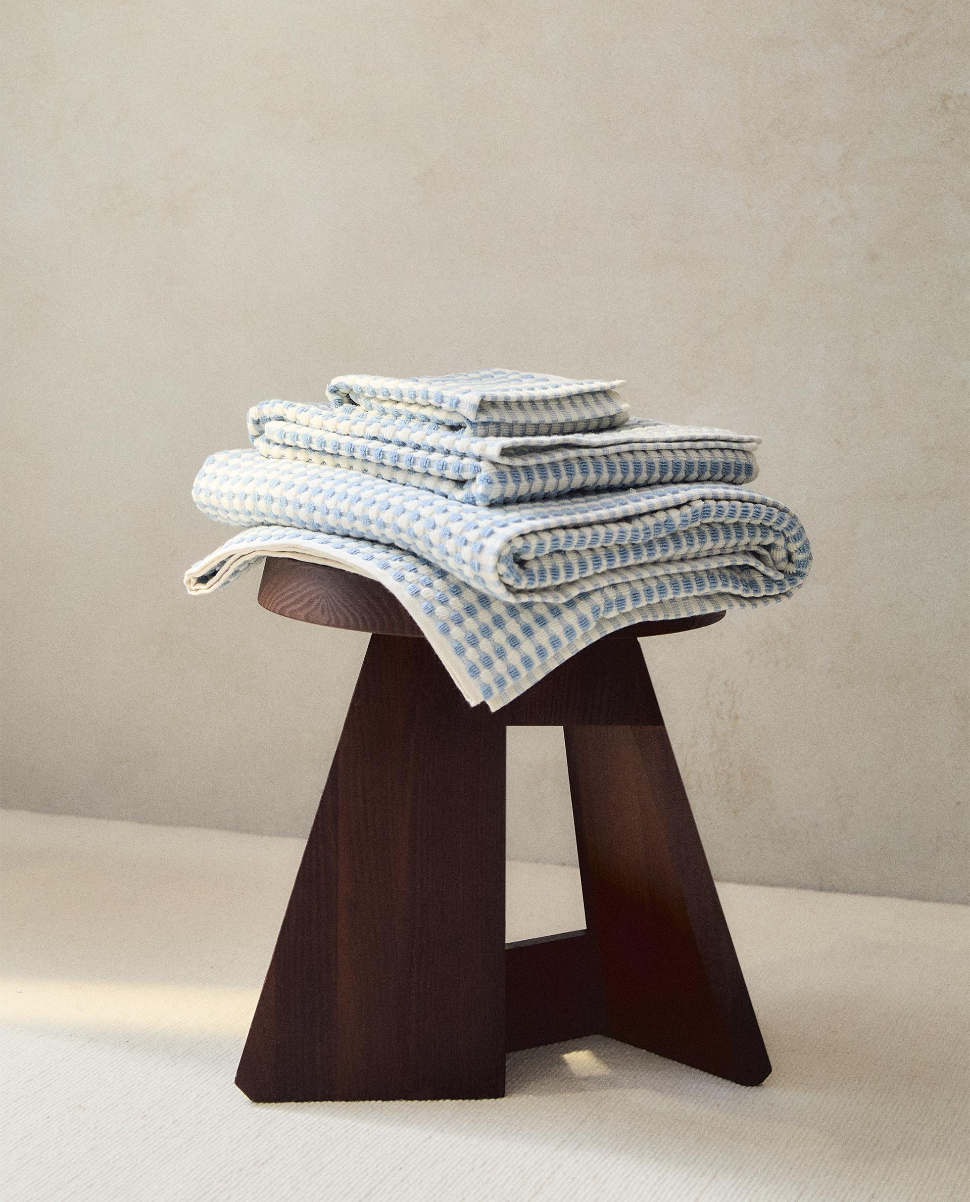 TEXTURED COTTON BATH TOWEL