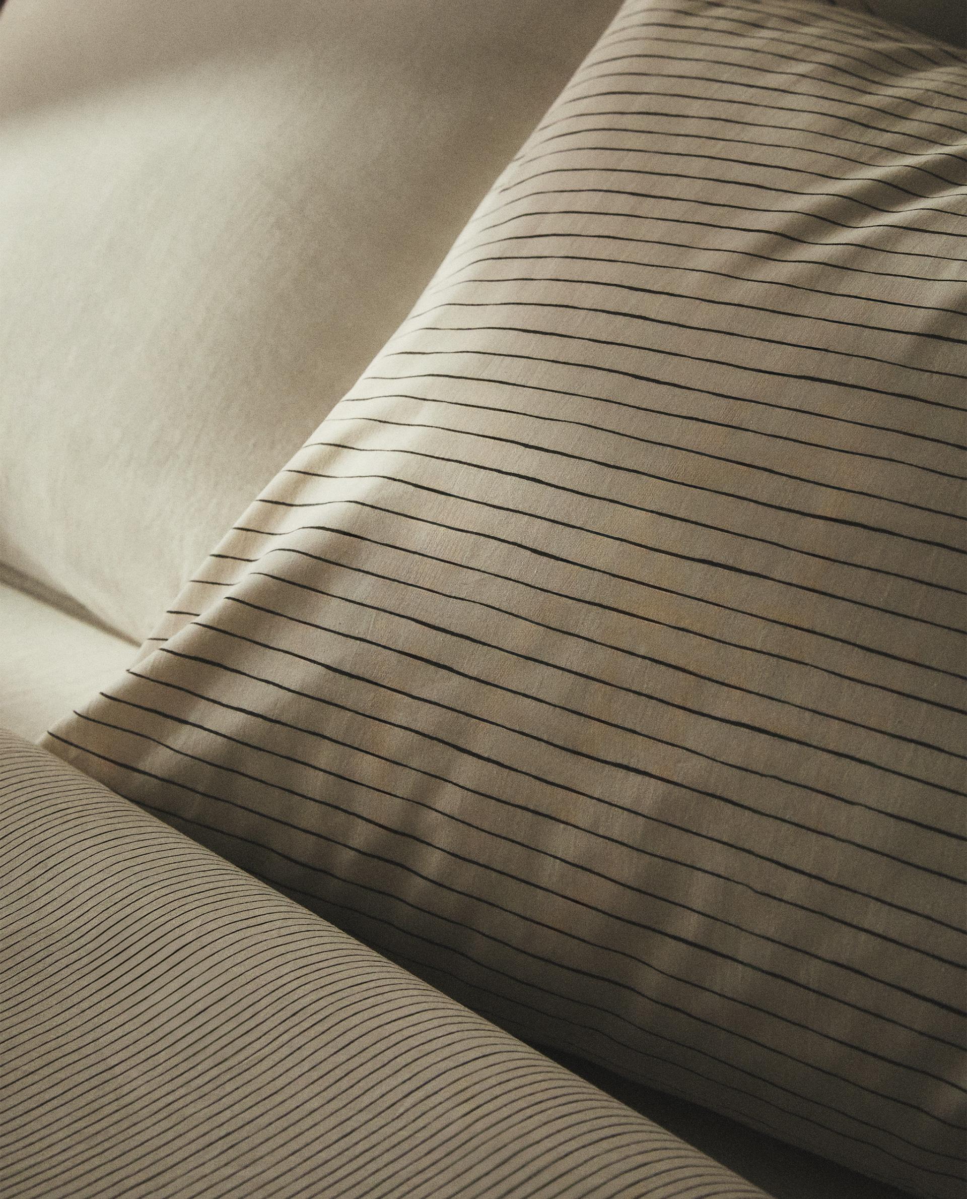 REVERSIBLE STRIPED PILLOWCASE