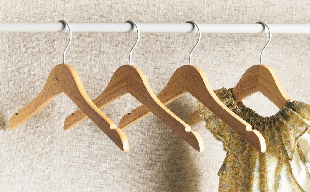 PACK OF KIDS' WOODEN HANGERS (PACK OF 4) PACK OF KIDS' WOODEN HANGERS (PACK OF 4)