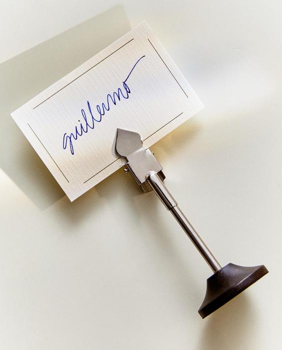 طقم حوامل بطاقات أسماء خشب وبطاقات