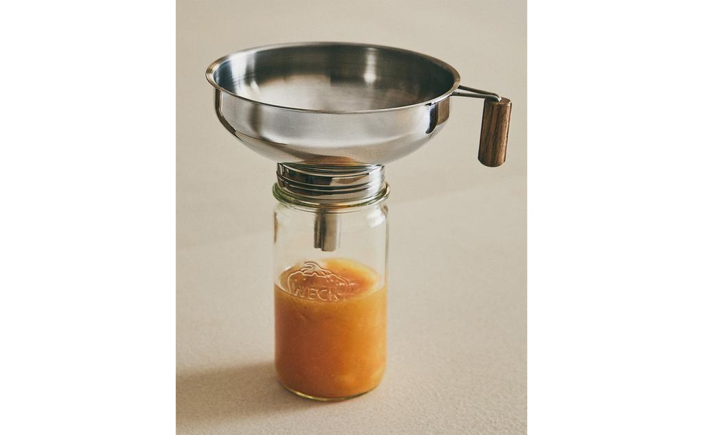 KITCHEN FUNNEL WITH WOODEN HANDLE