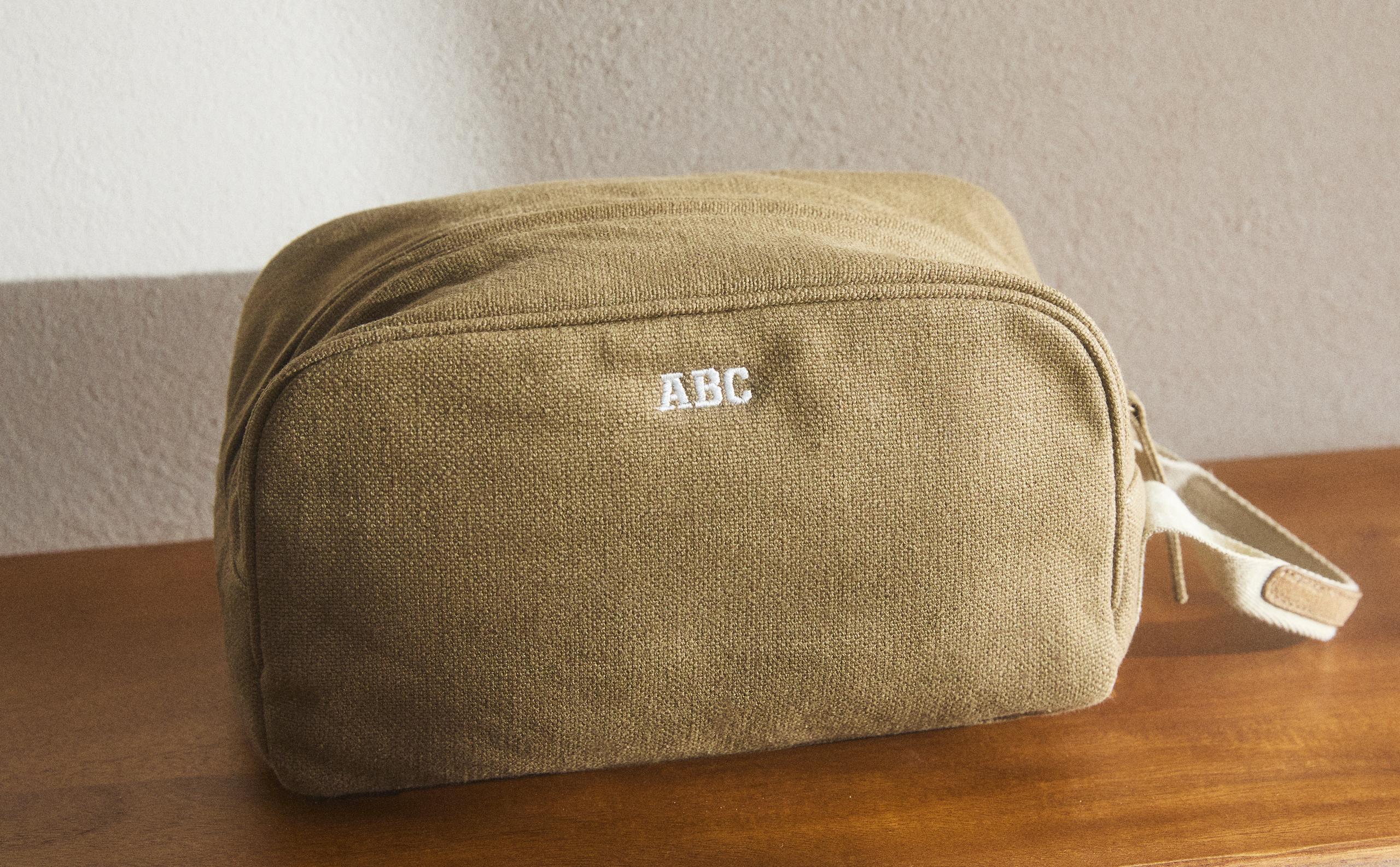 MINIMALIST TOILETRY BAG WITH LEATHER DETAIL