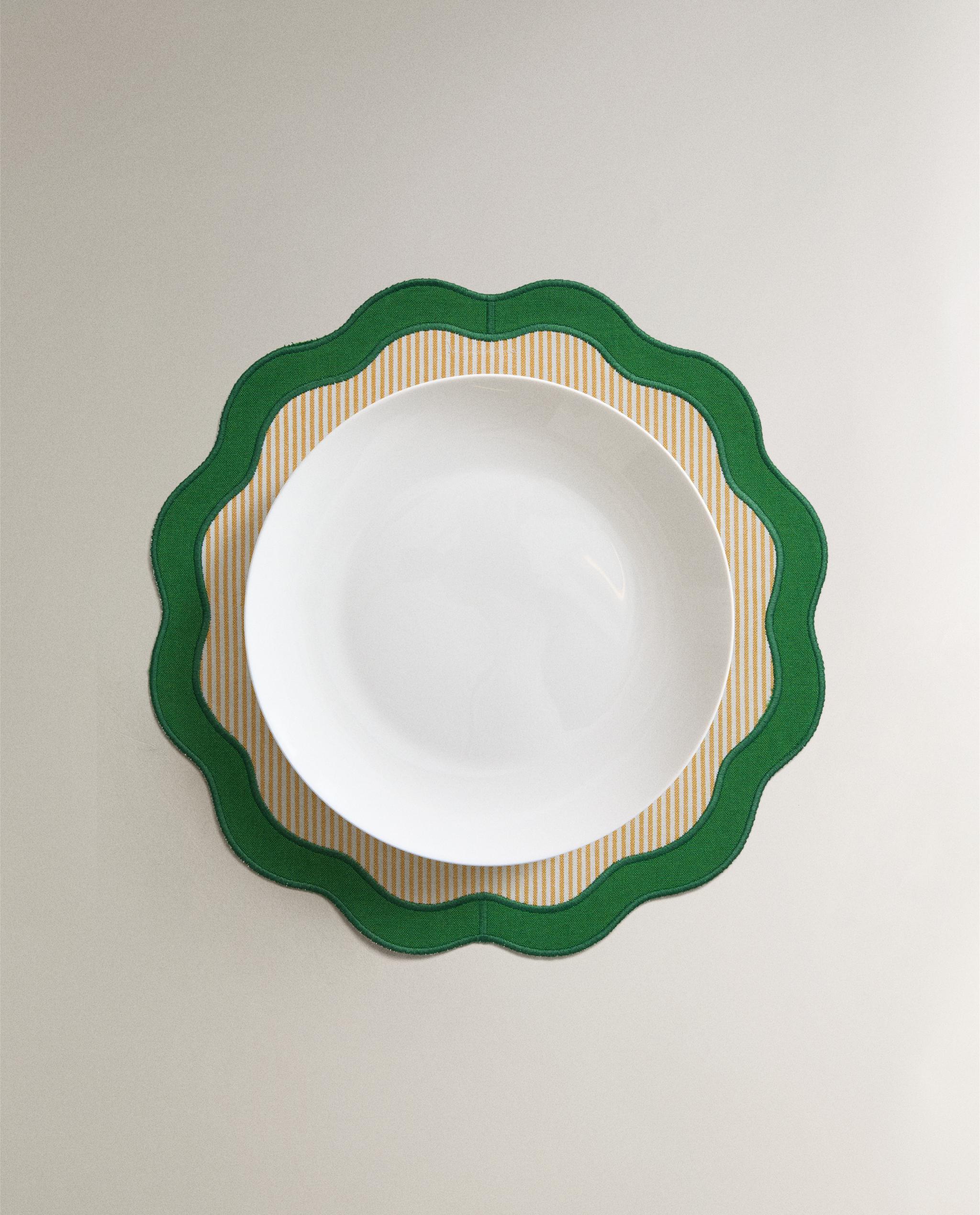STRIPED PLACEMAT WITH SCALLOPED EDGE product thumbnail 4