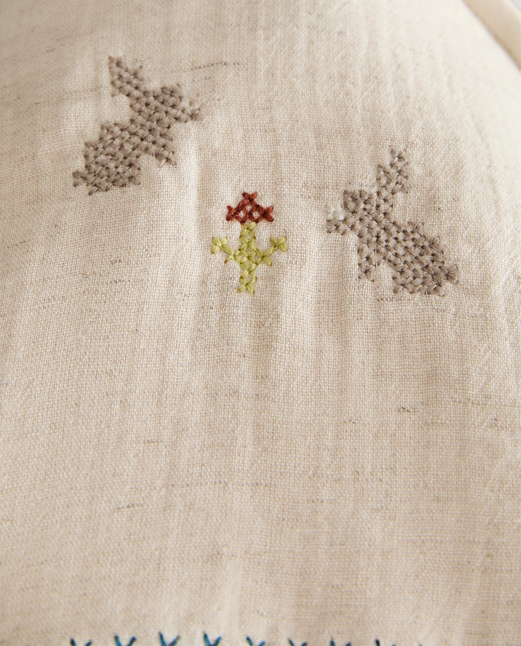 EMBROIDERED HOODED BABY TOWEL product thumbnail 5