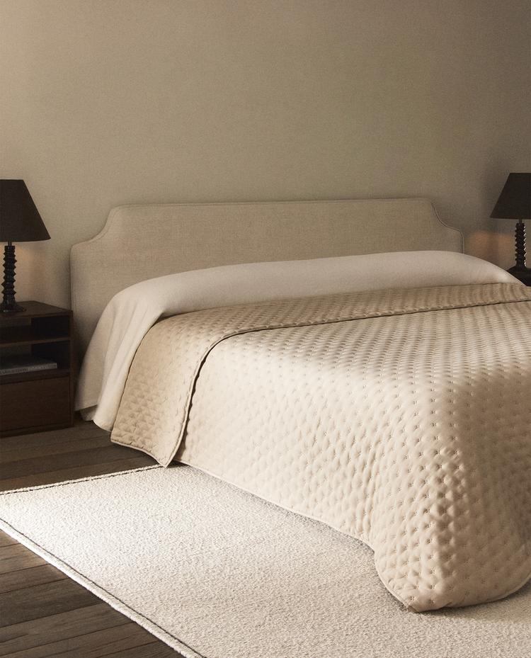 QUILTED BEDSPREAD WITH DOTS