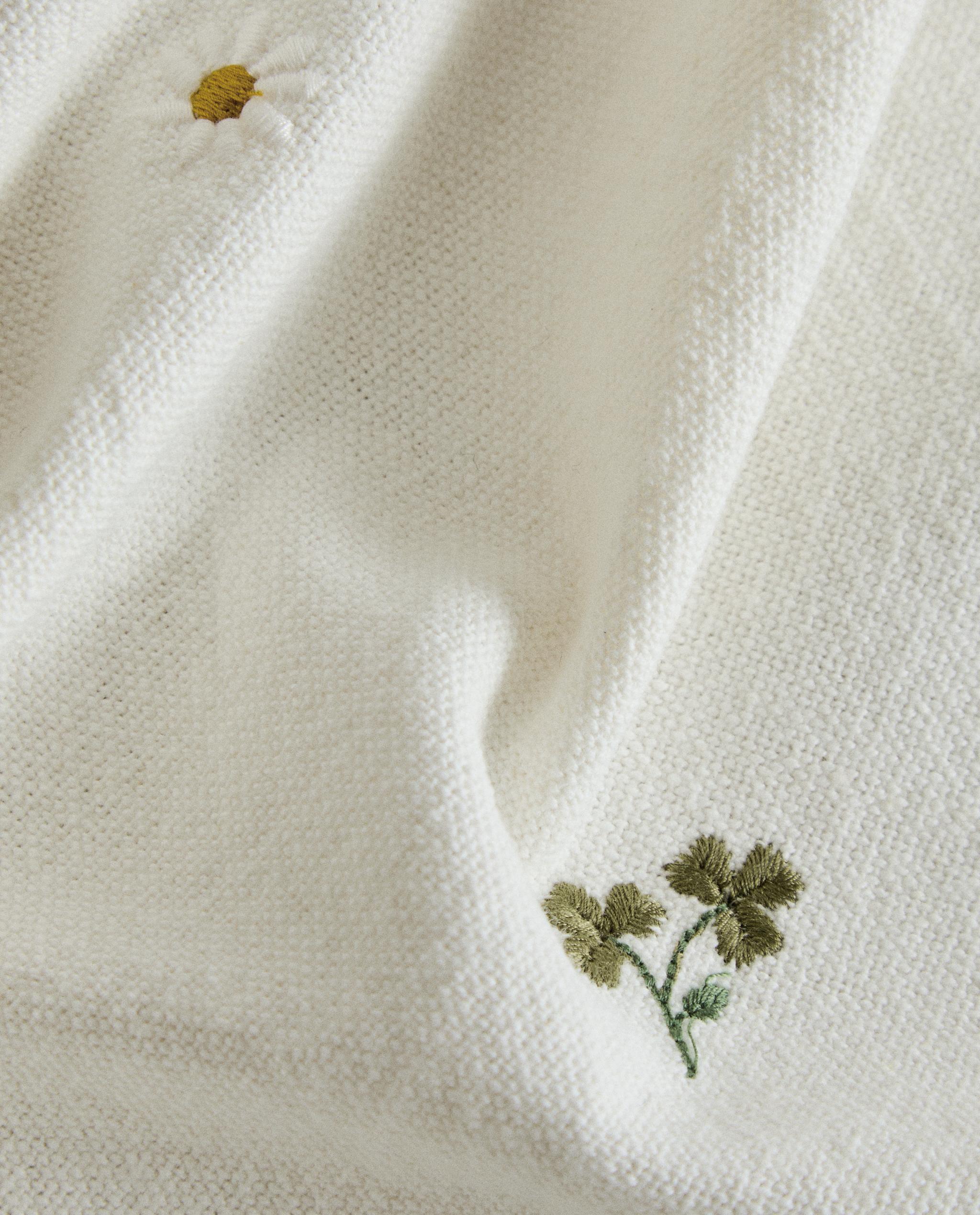 EMBROIDERED CLOVER AND DAISY TABLECLOTH product thumbnail 3