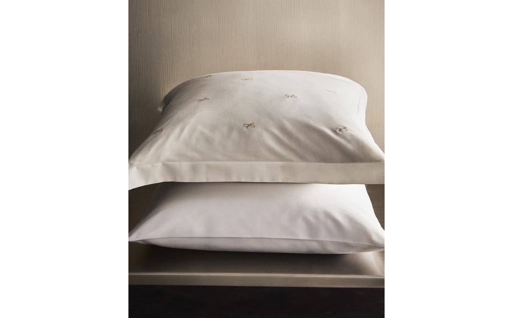 غلاف مخدة من القطن الساتان بفيونكات (كثافة 300 خيط)