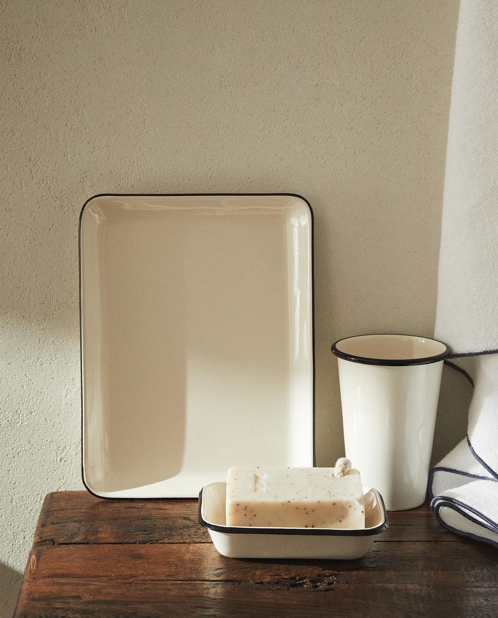 ENAMELLED BATHROOM SET WITH CONTRAST STRIPE