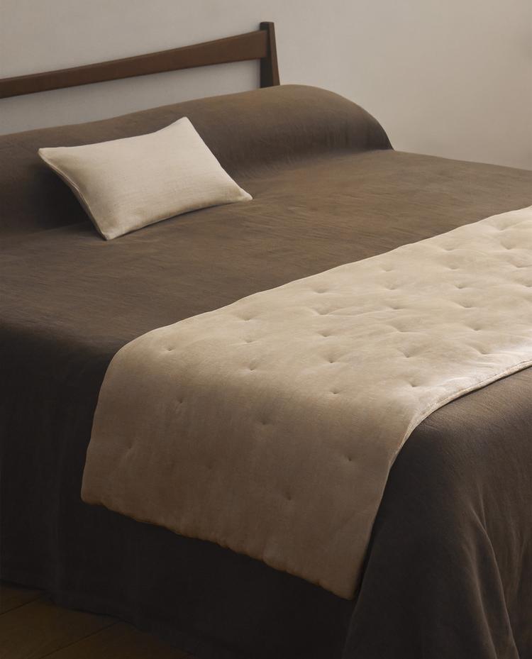 PLEATED FOOT OF THE BED QUILTED BEDSPREAD PLEATED FOOT OF THE BED QUILTED BEDSPREAD