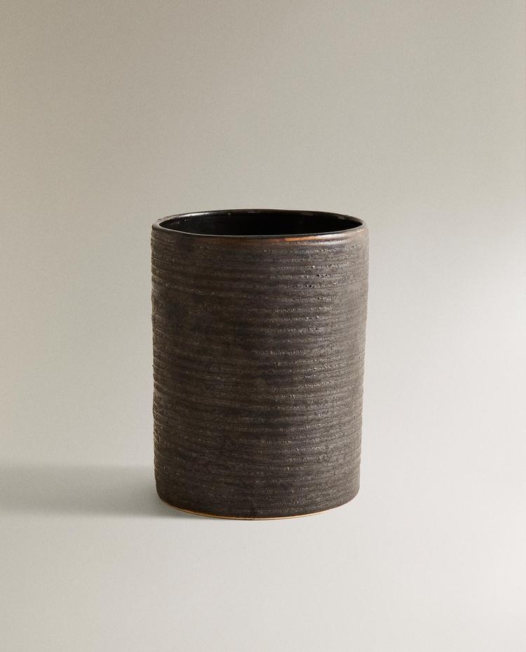 ZAHNPUTZBECHER AUS SCHWARZER KERAMIK ZAHNPUTZBECHER AUS SCHWARZER KERAMIK