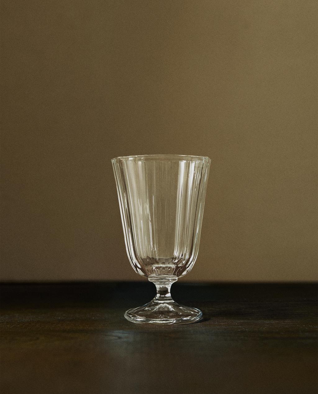 RAISED FACETED WINE GLASS