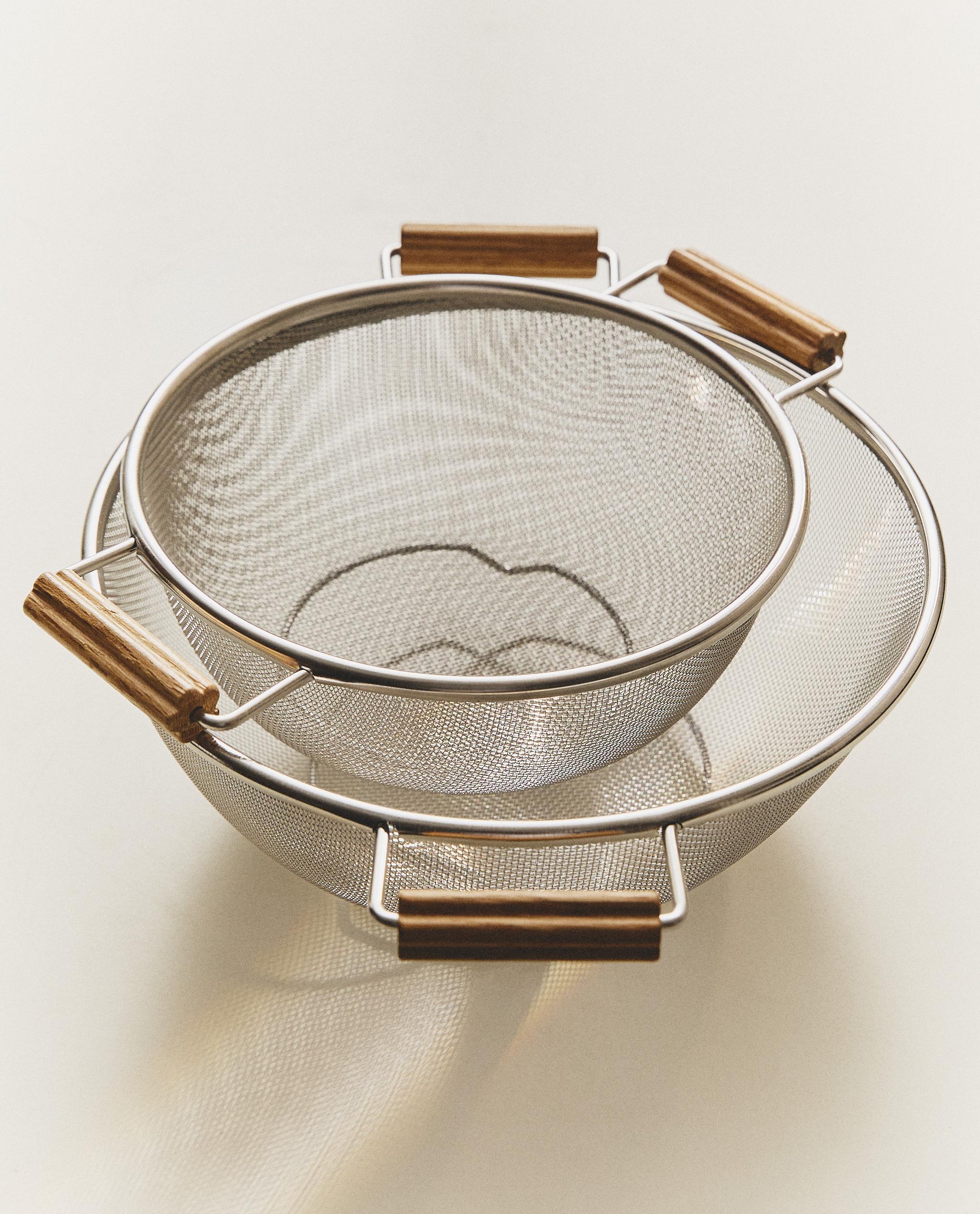KITCHEN COLANDER WITH WOODEN HANDLES