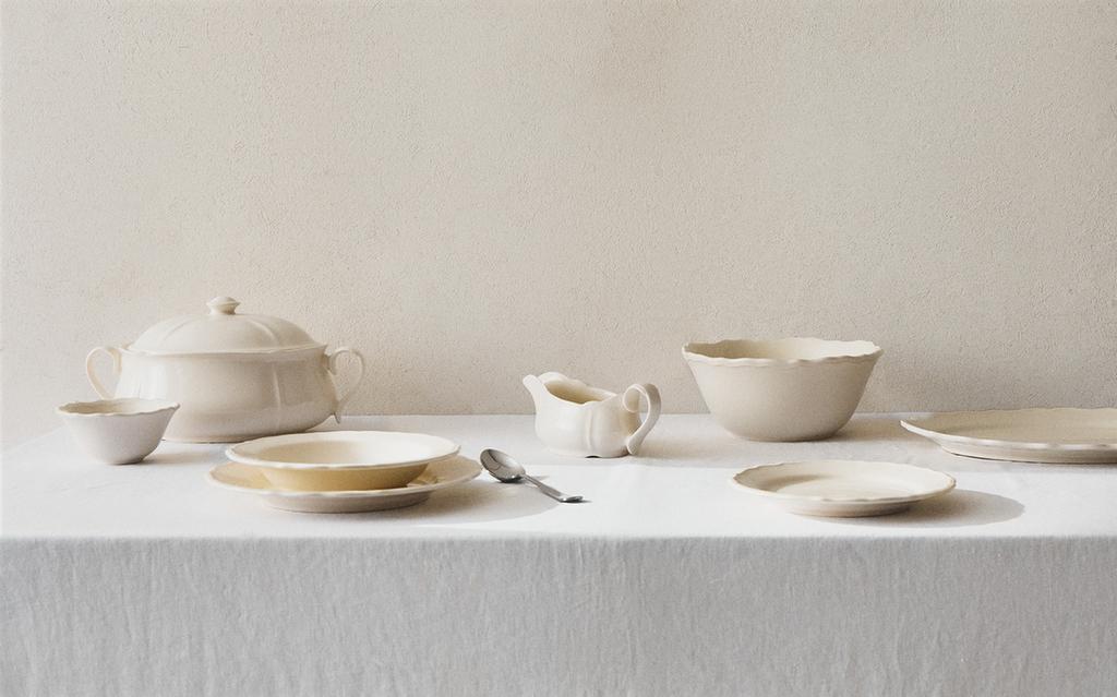 EARTHENWARE DINNER SET WITH RAISED EDGE
