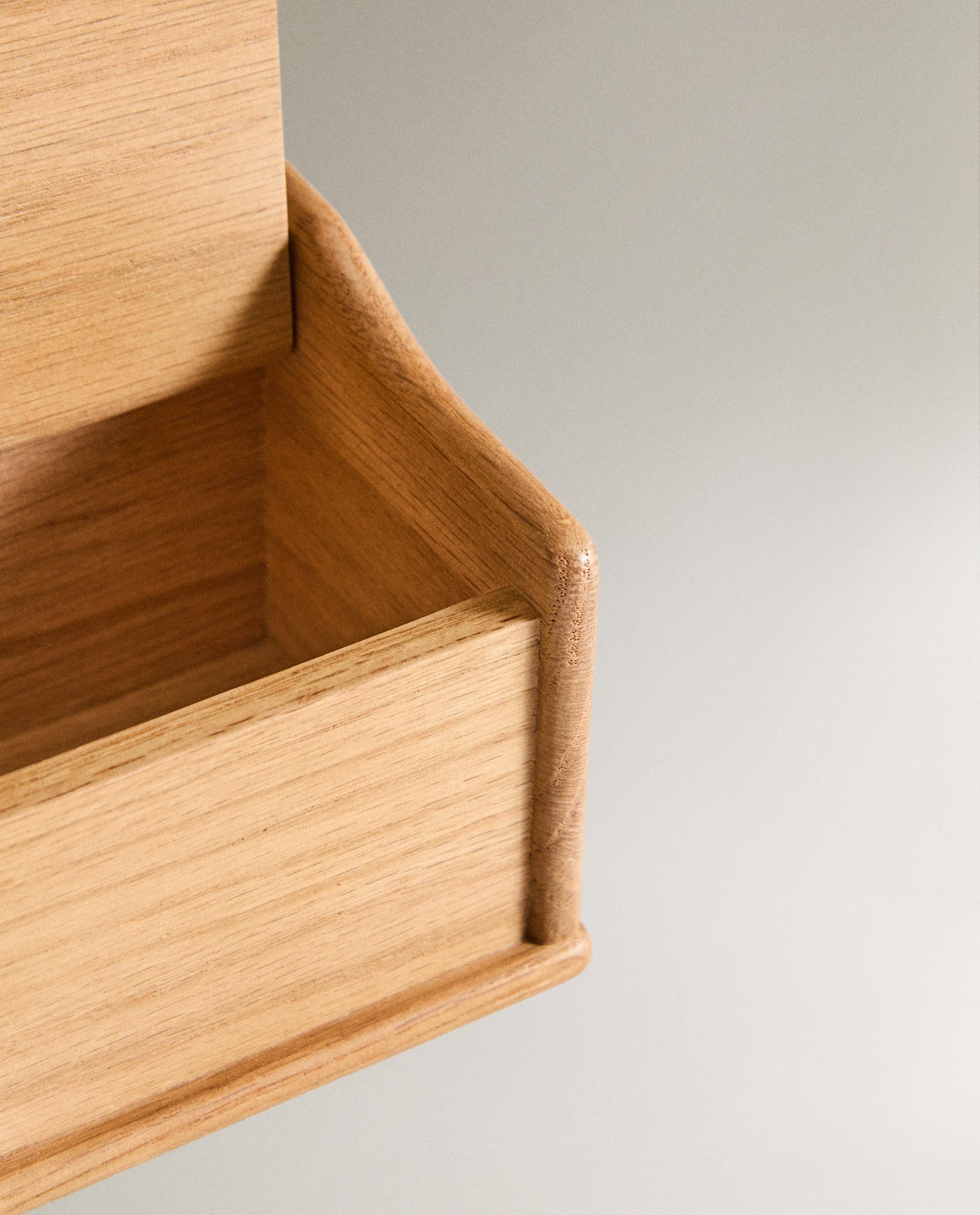 OAK WOOD SALT SHAKER WITH LID product thumbnail 4