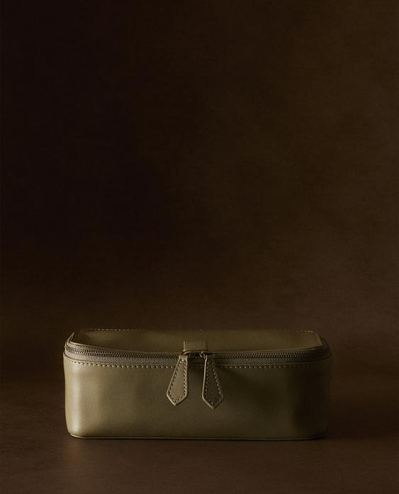 SMALL LEATHER TOILETRY BAG