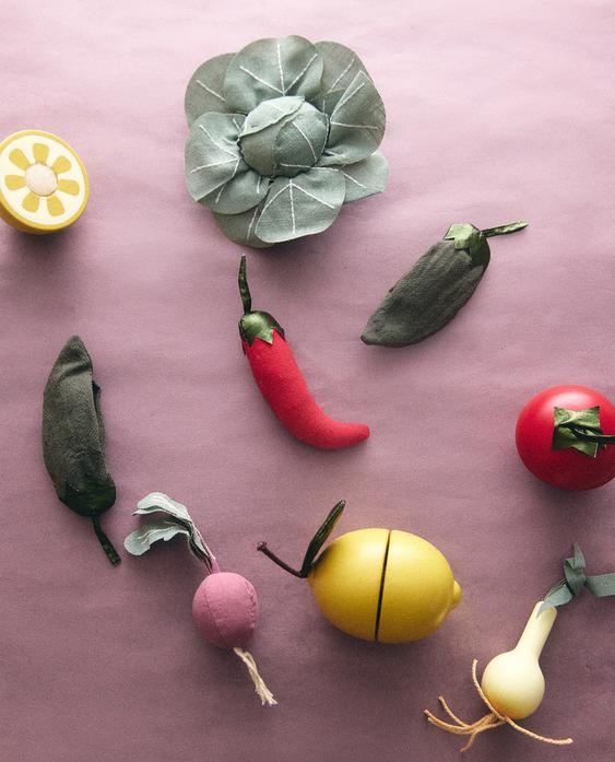 KIDS' TOY FRUIT AND VEGETABLE SET KIDS' TOY FRUIT AND VEGETABLE SET