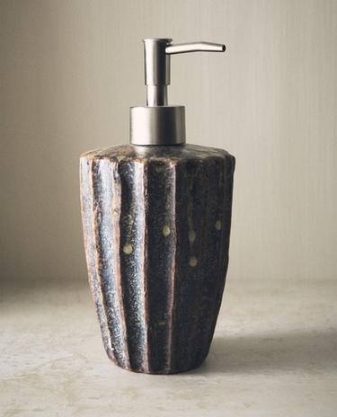 موزع صابون من التراكوتا بتصميم بارز