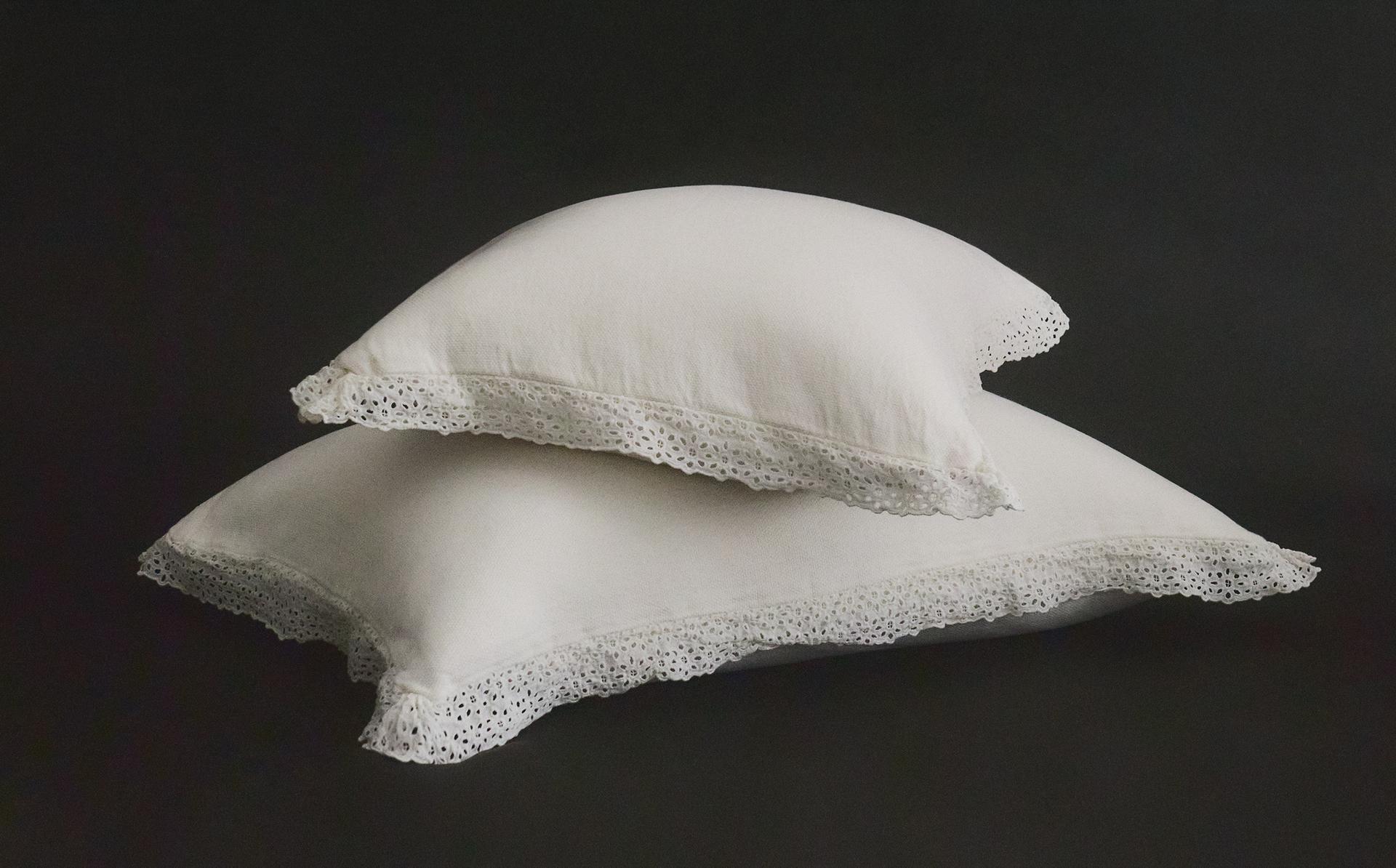 FUNDA COJÍN ALGODÓN VOLANTE BORDADO FUNDA COJÍN ALGODÓN VOLANTE BORDADO