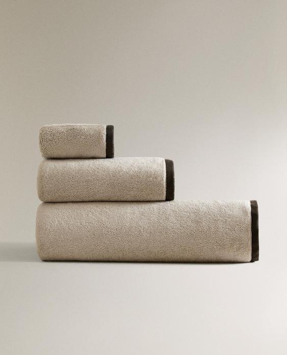 BATH TOWEL WITH CONTRAST BORDER