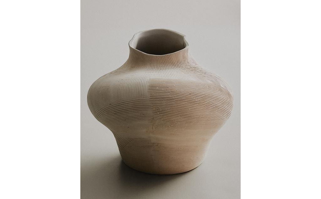 UNREGELMÄSSIG GEFORMTE KERAMIKVASE UNREGELMÄSSIG GEFORMTE KERAMIKVASE