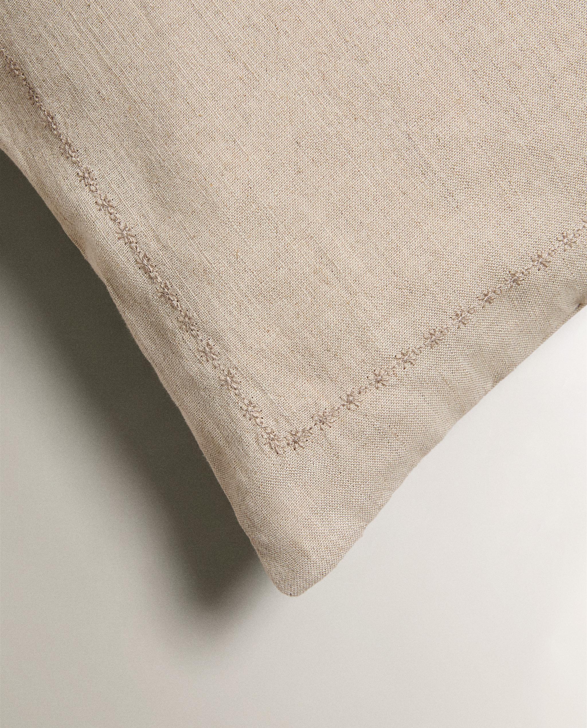 QUILTED LINEN CUSHION COVER WITH DOTS product thumbnail 7