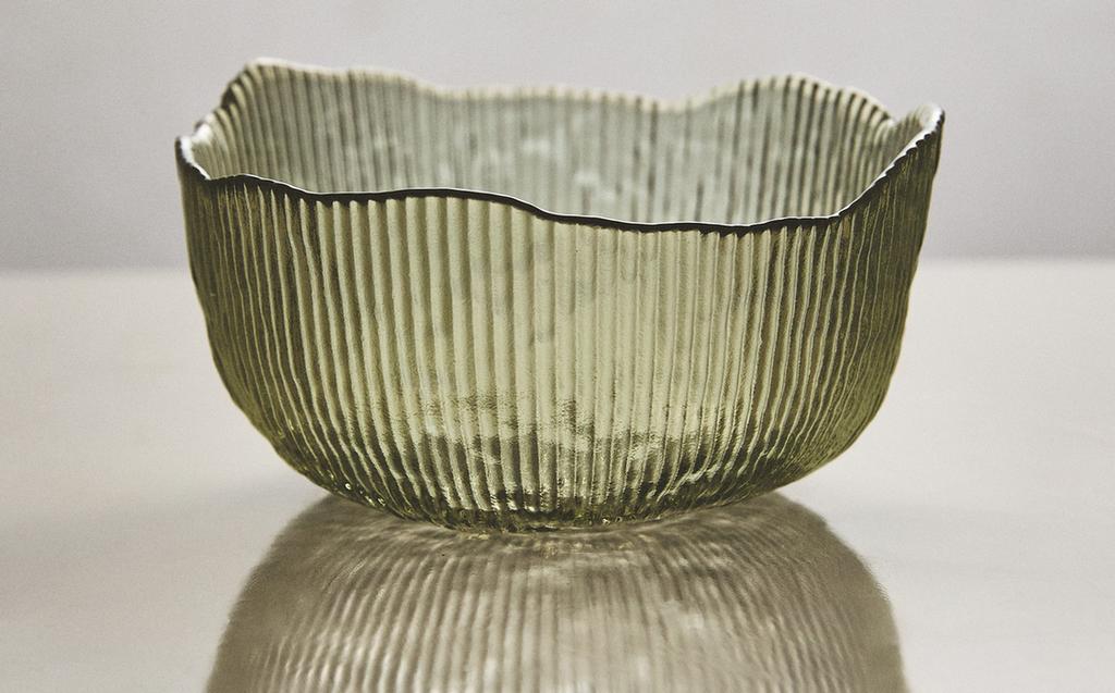 وعاء زجاجي بتصميم بارز