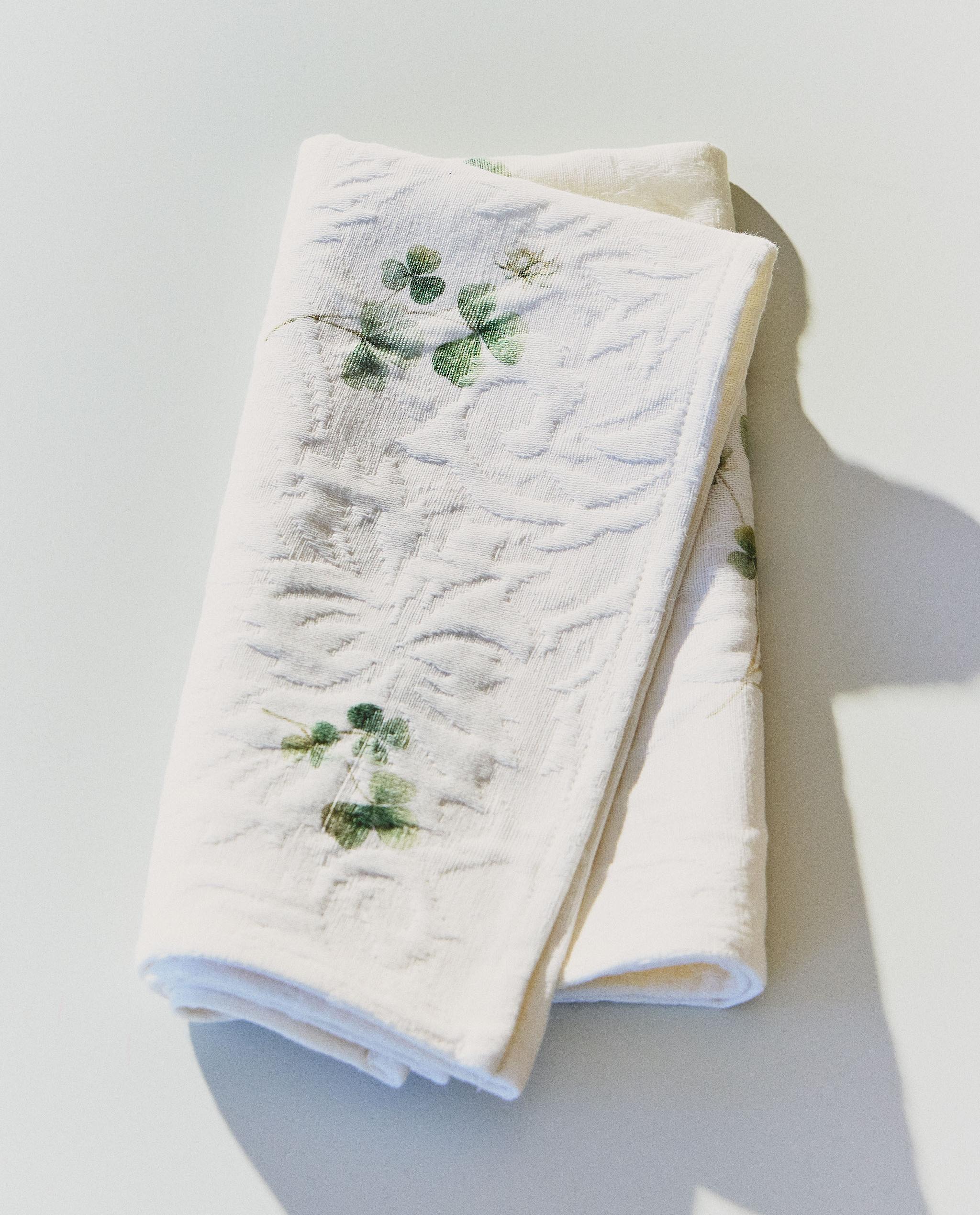 PACK OF JACQUARD NAPKINS WITH CLOVER PRINT (PACK OF 2) product thumbnail 10