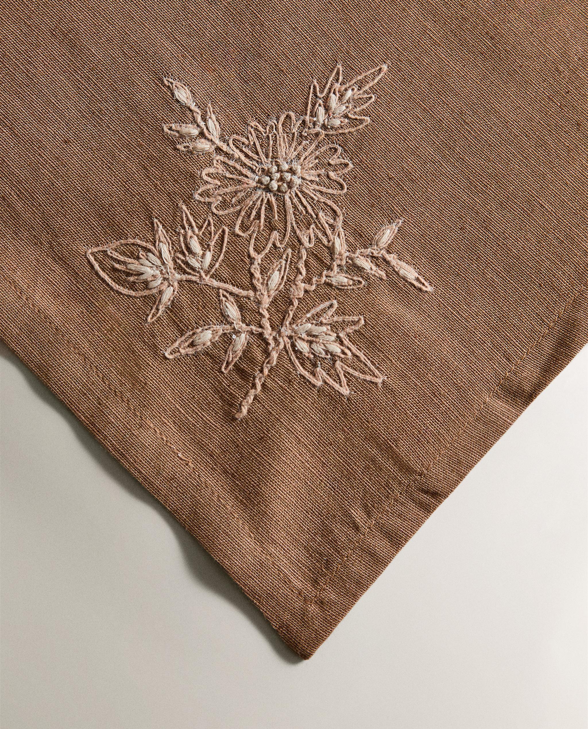 PACK OF EMBROIDERED FLOWER NAPKINS (PACK OF 2) | Zara Home