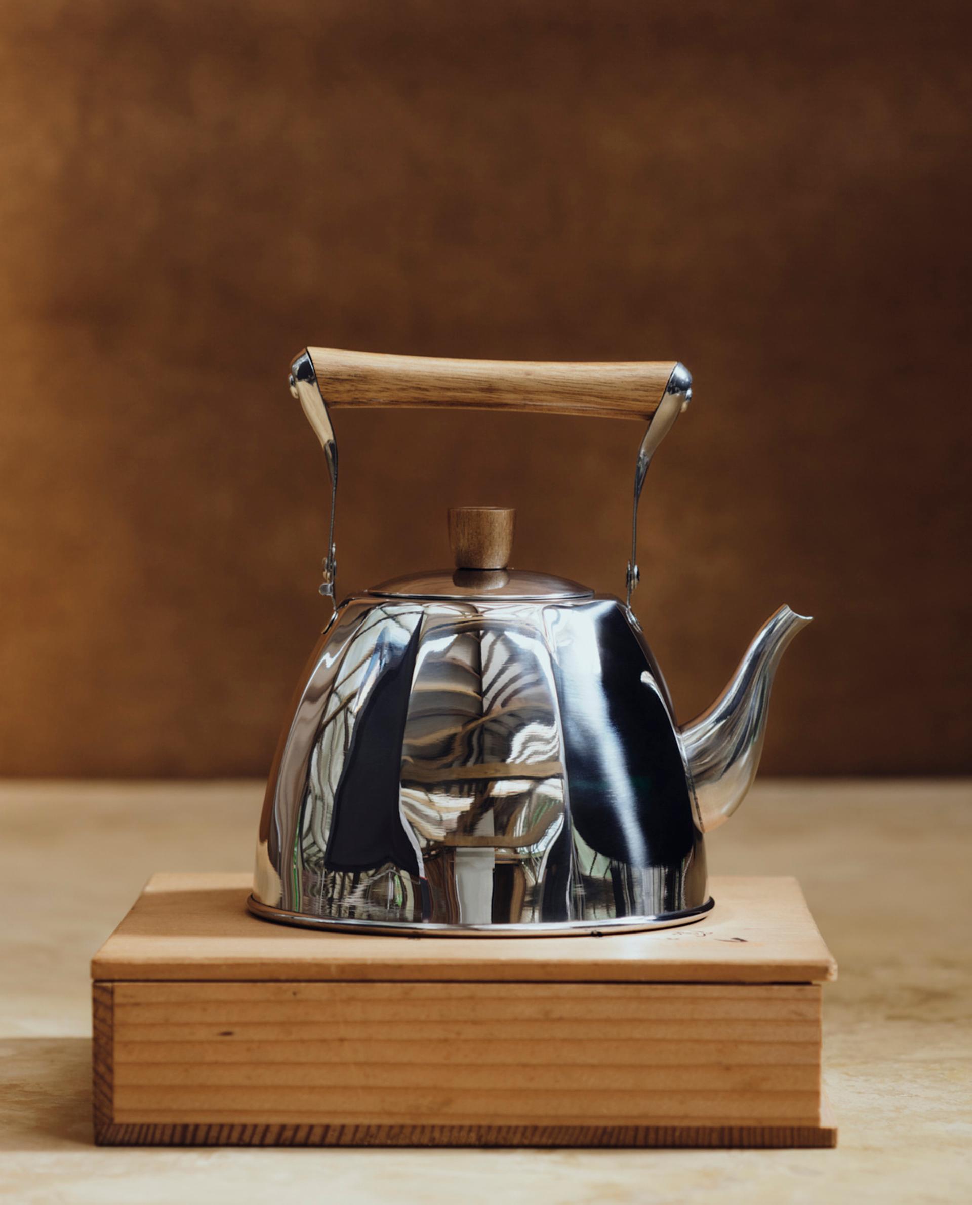 STEEL TEAPOT WITH ACACIA WOOD DETAILS