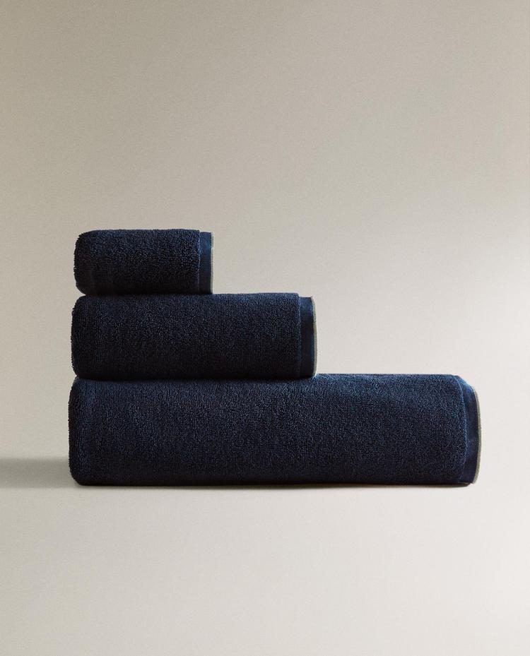BATH TOWEL WITH COLOURED TOPSTITCHING