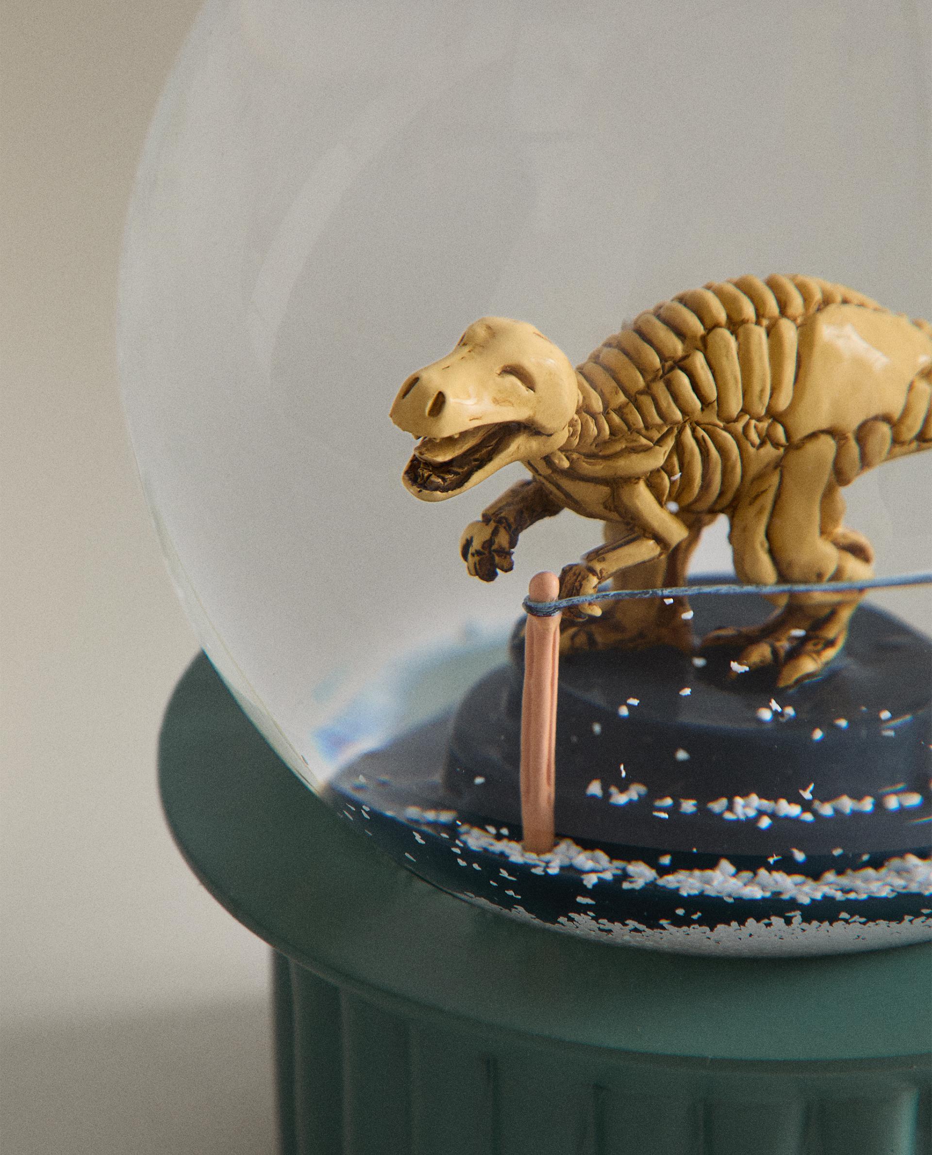 CHILDREN’S DINOSAUR SNOW GLOBE