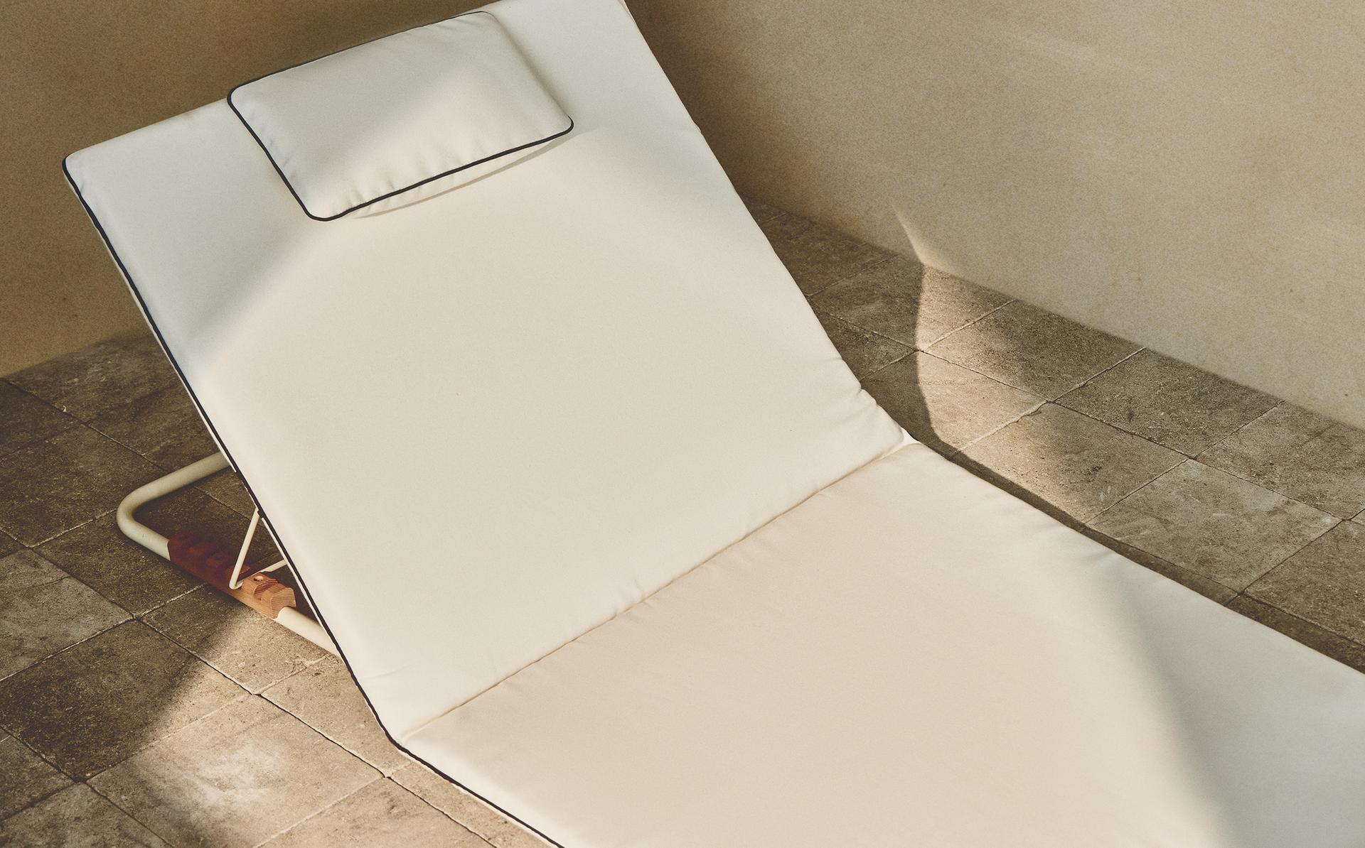 LARGE FOLDABLE BEACH GROUND LOUNGER