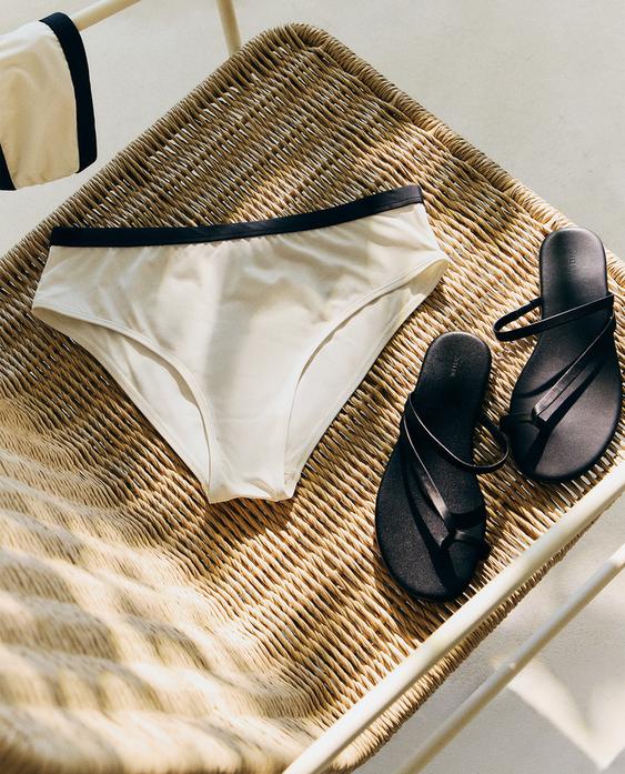 HOCH GESCHNITTENE BIKINI-ÜBERHOSE MIT KONTRASTBAND HOCH GESCHNITTENE BIKINI-ÜBERHOSE MIT KONTRASTBAND