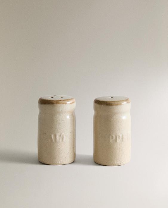 SET SALZ- UND PFEFFERSTREUER AUS STEINGUT SET SALZ- UND PFEFFERSTREUER AUS STEINGUT