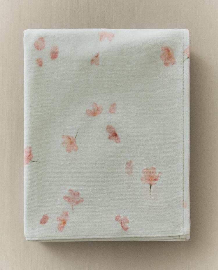 منشفة حمام مخملية بأزهار