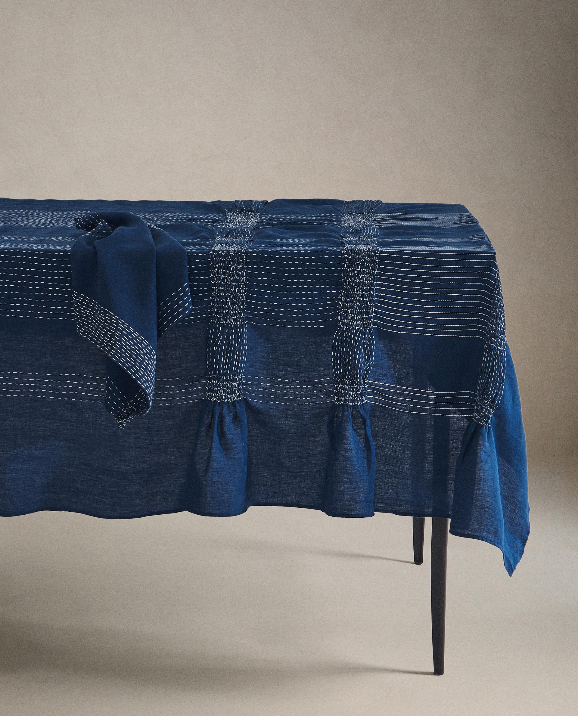 【ZARA HOME】大判テーブルクロス　青のフローラル柄　リネン＆コットン製 刺繍 リネン テーブルクロス X FANGLU LIN | Zara Home 日本/Japan
