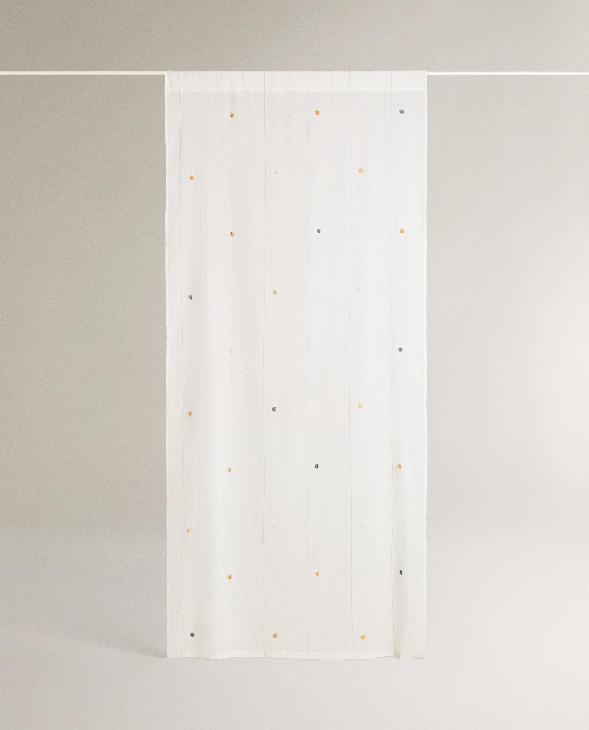 ZAVJESA NISKE NEPROZIRNOSTI S POMPONIMA ZAVJESA NISKE NEPROZIRNOSTI S POMPONIMA