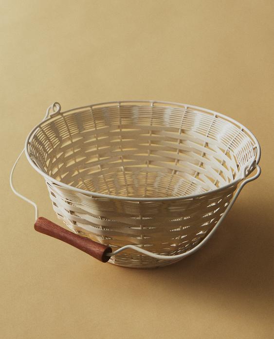 BASKET WITH WOODEN HANDLE