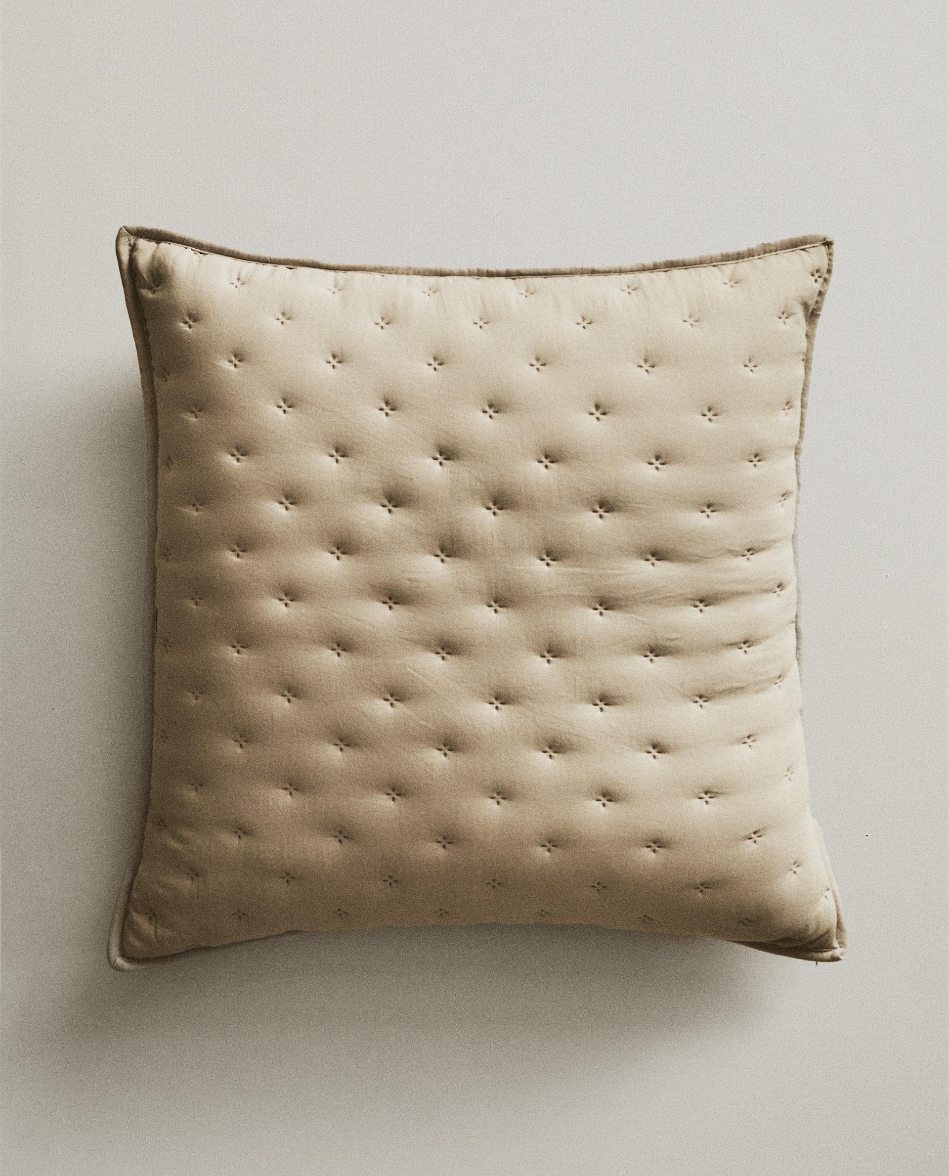 QUILTED CUSHION COVER WITH DOTS QUILTED CUSHION COVER WITH DOTS