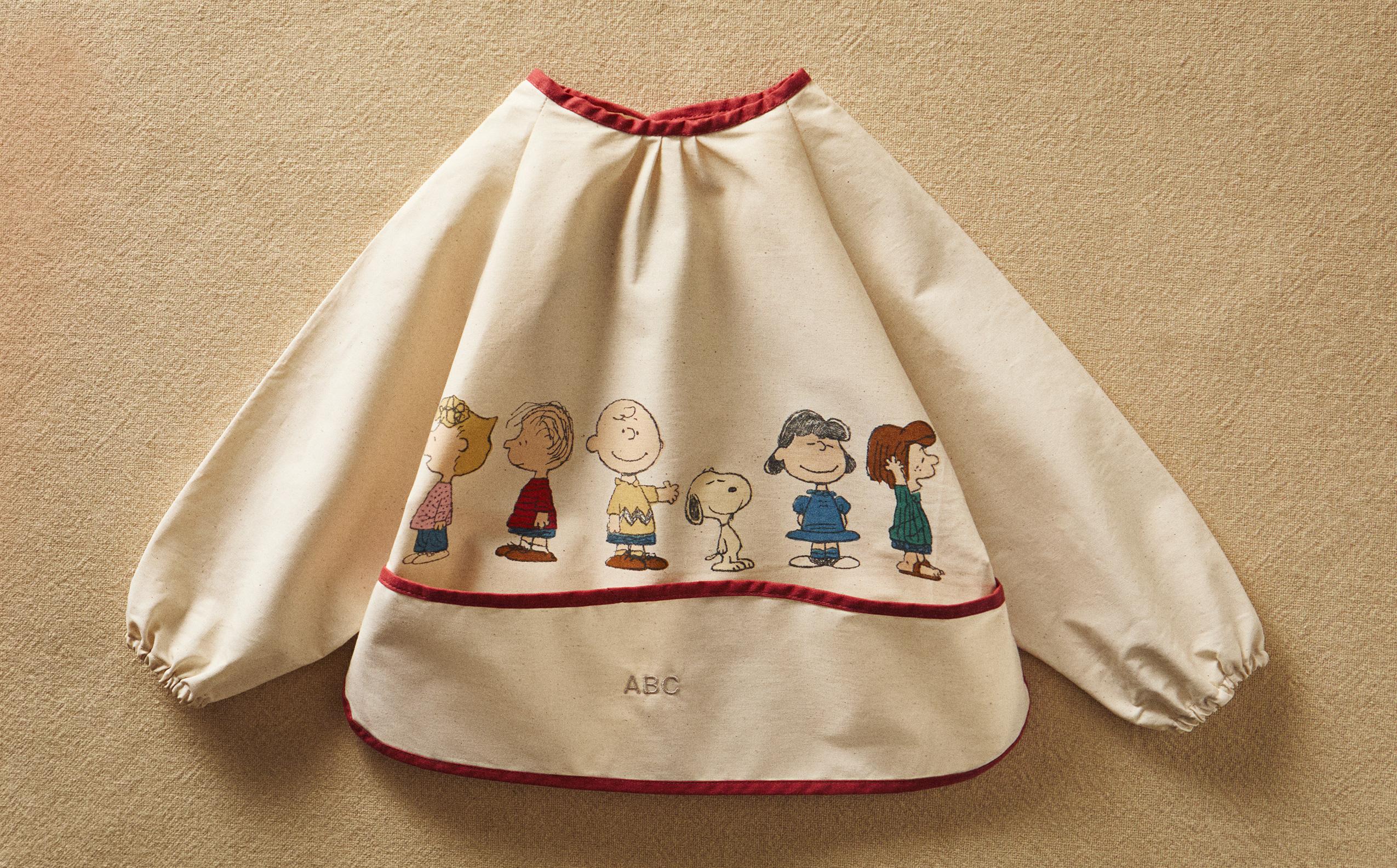 CHILDREN'S PEANUTS™ BIB WITH SLEEVES