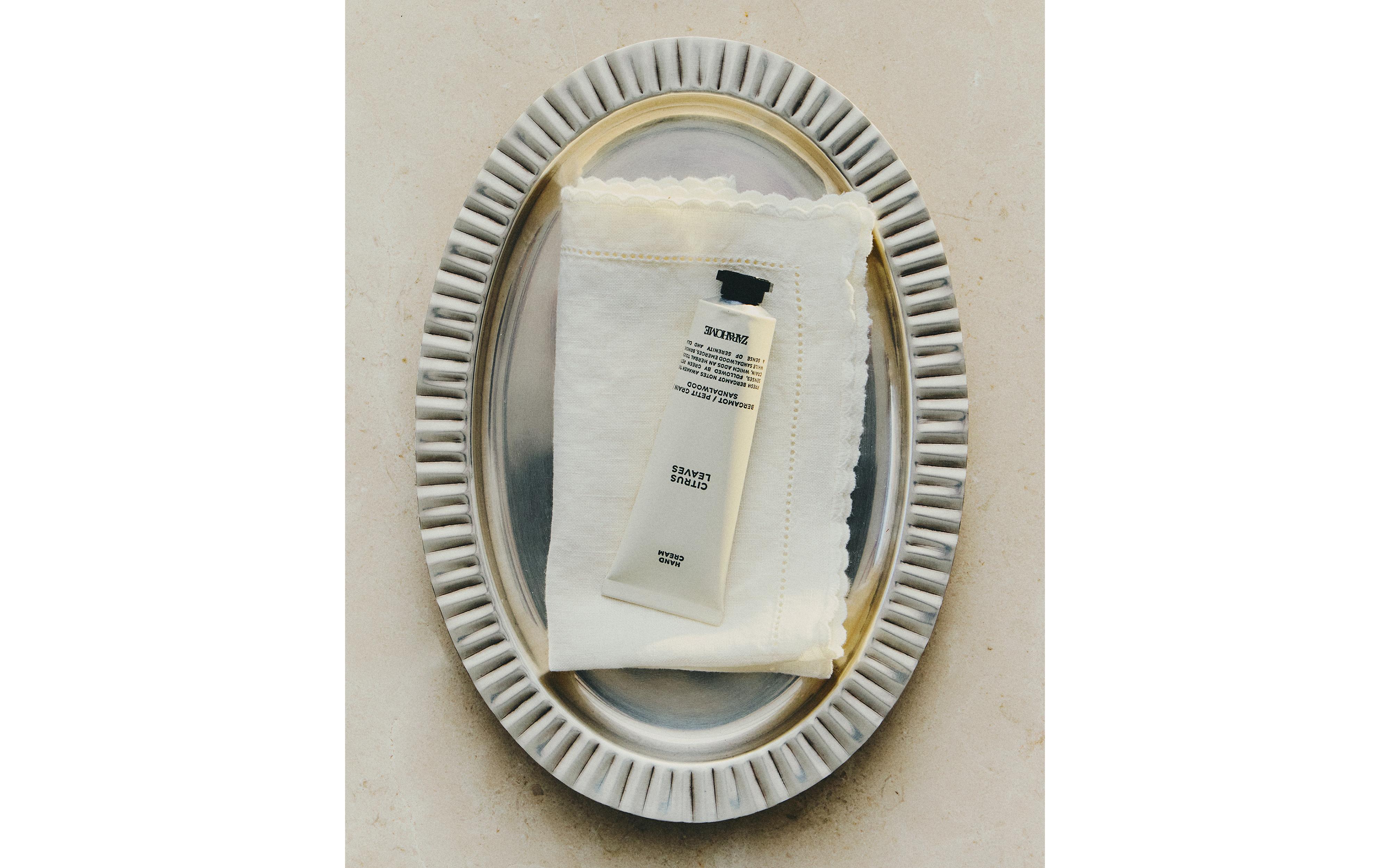 SCALLOPED METAL BATHROOM TRAY product thumbnail 2