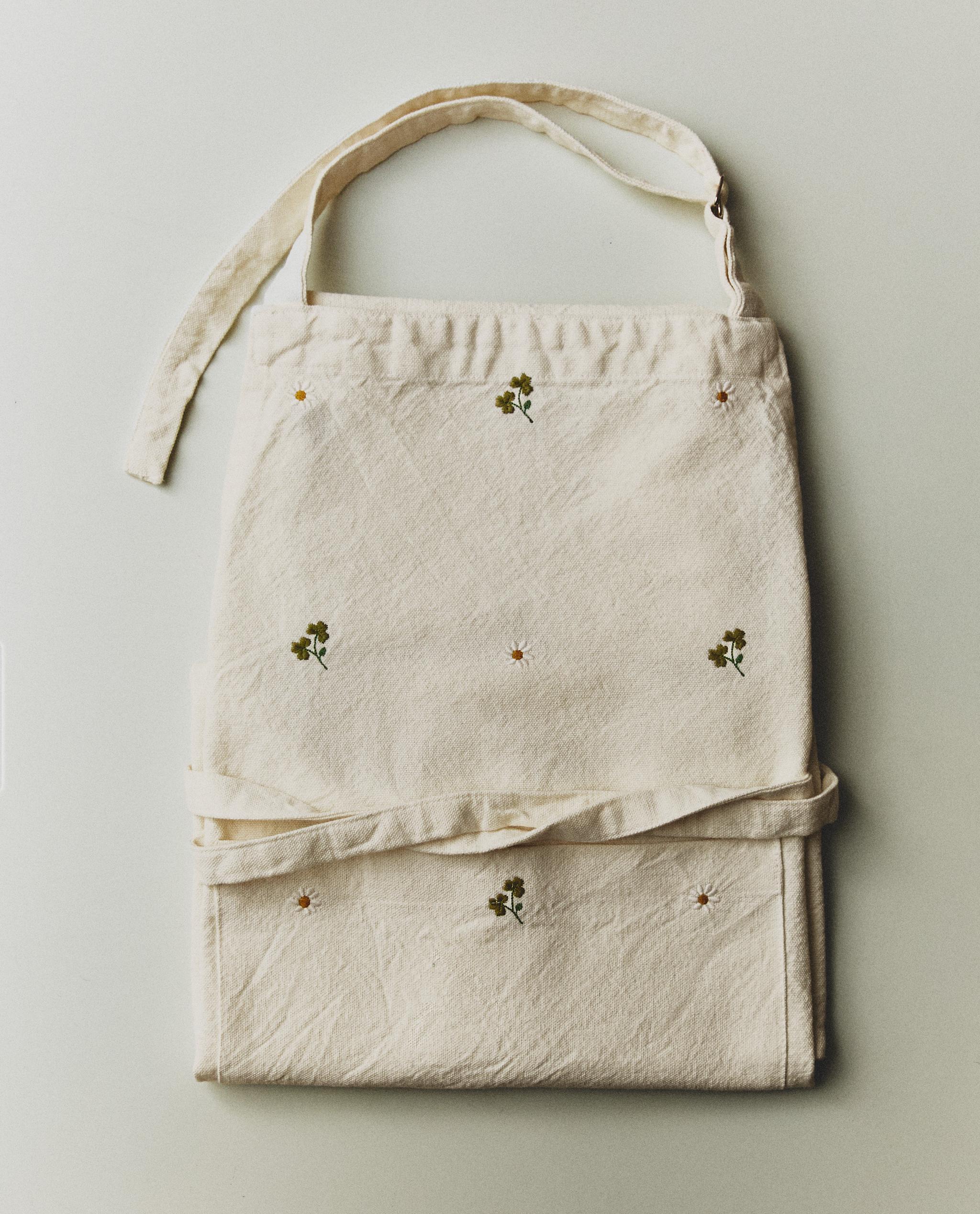 APRON WITH EMBROIDERED CLOVER product thumbnail 6