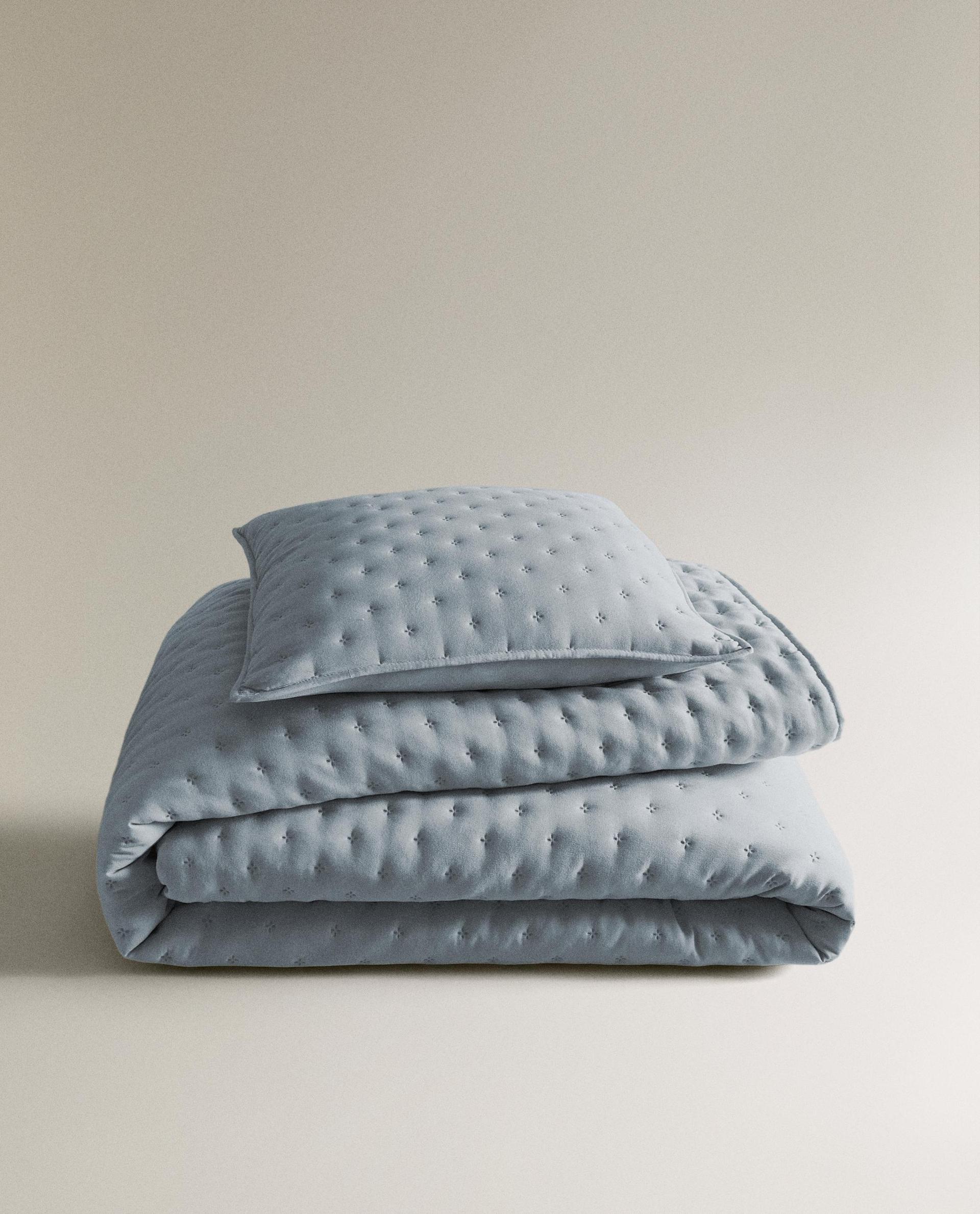 QUILTED BEDSPREAD WITH DOTS QUILTED BEDSPREAD WITH DOTS