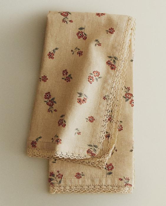 LOT DE SERVIETTES FLEURS SAUVAGES AVEC DENTELLE (LOT DE 2)