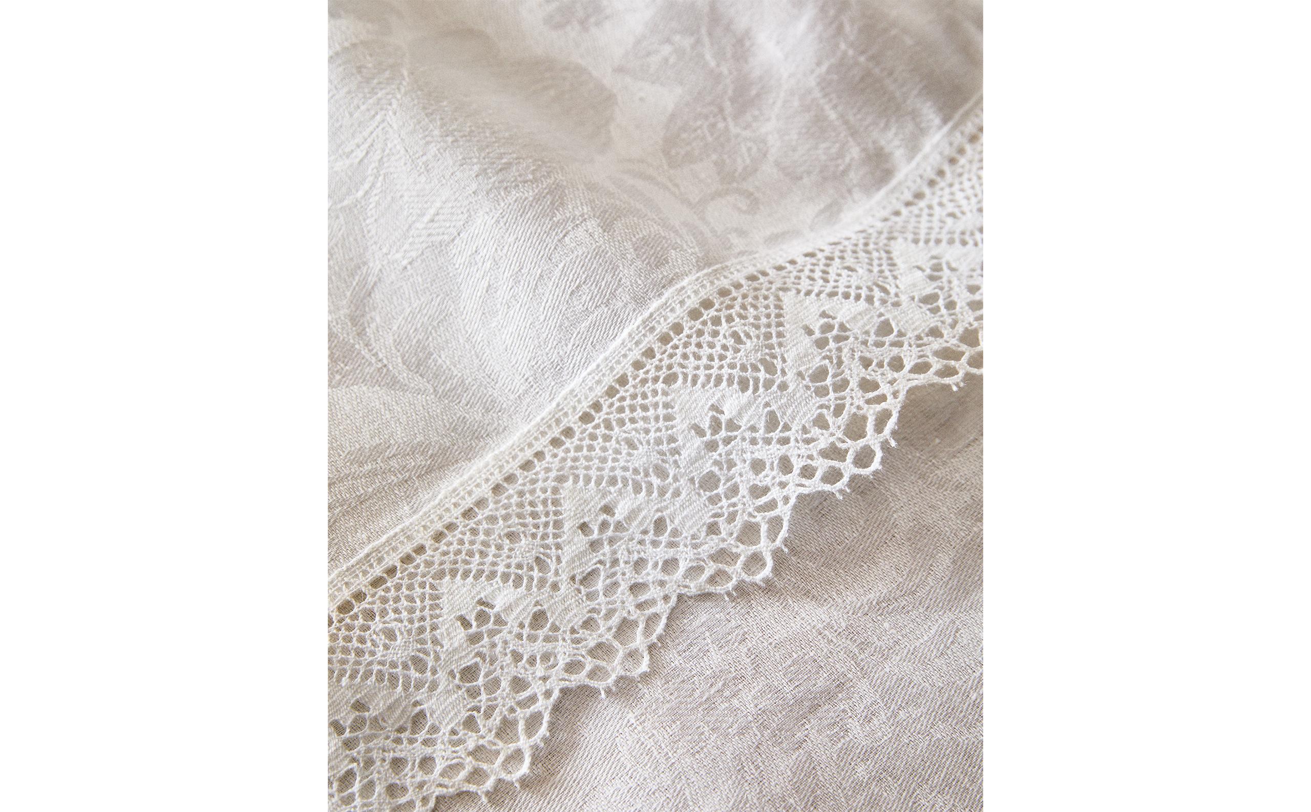 LINEN JACQUARD TABLECLOTH WITH LACE TRIM