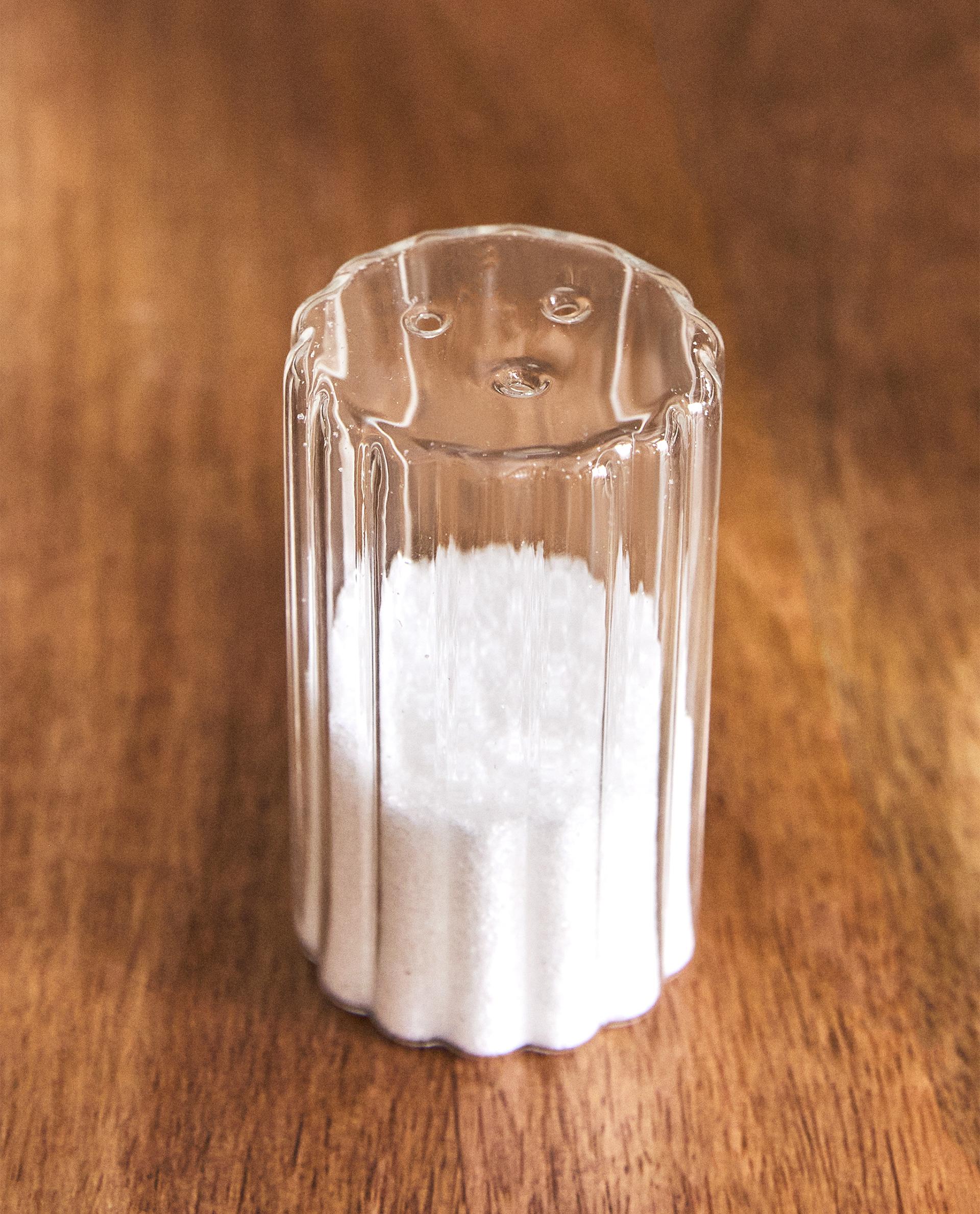 BOROSILICATE GLASS SALT SHAKER