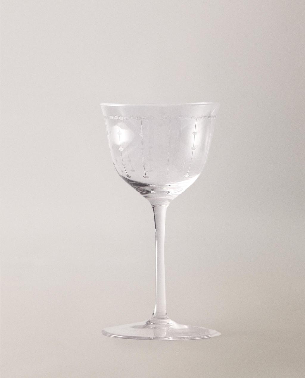 Geometrically engraved cocktail glass