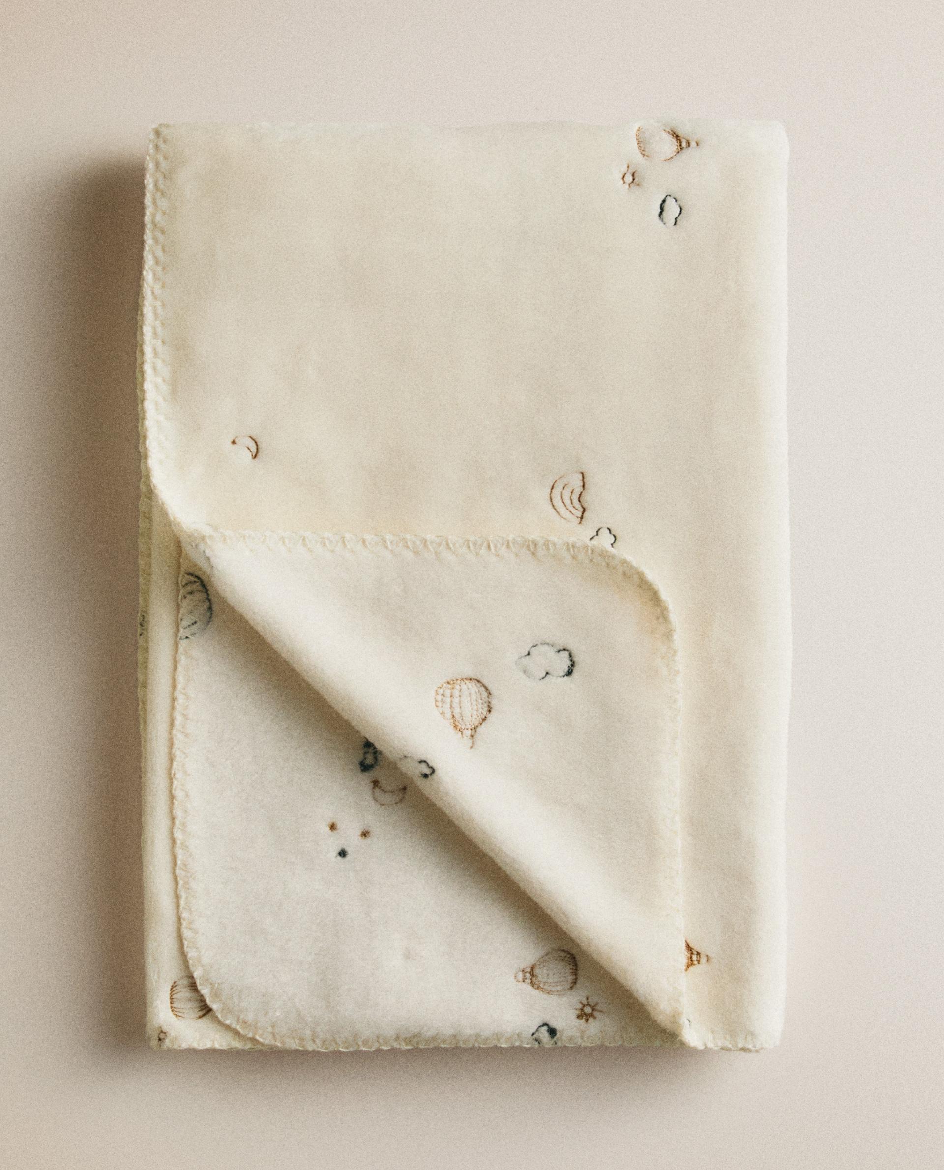 FLEECE BABY BLANKET WITH EMBROIDERED BALLOONS FLEECE BABY BLANKET WITH EMBROIDERED BALLOONS